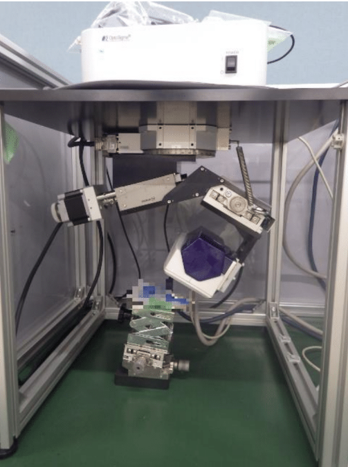 Pulstec's XRD analyzer is being used with a tri-axis oscillation stage 